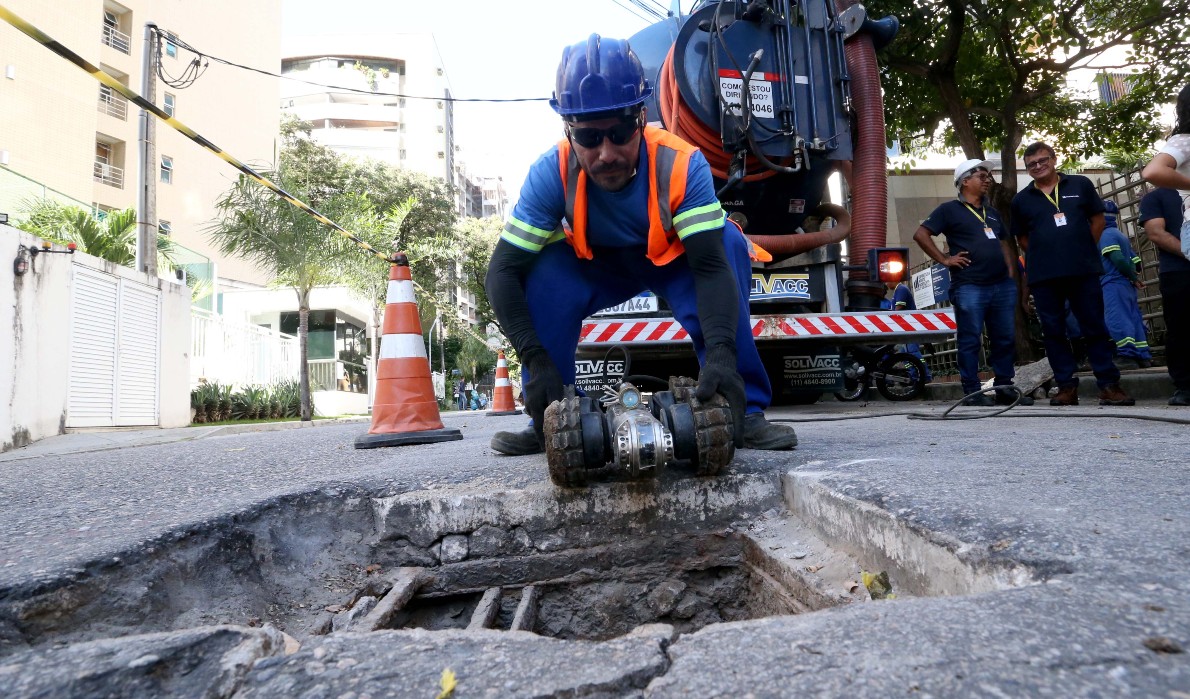 homem segurando o robô do projeto de vídeo inspeção